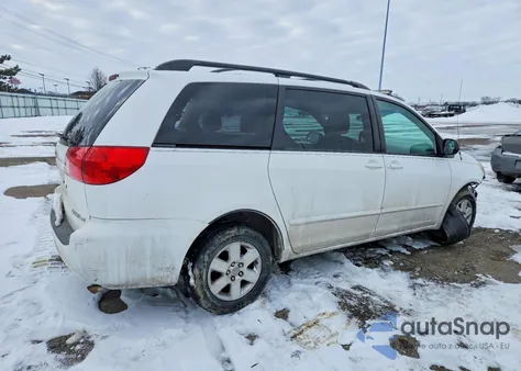 2010 Toyota Sienna z USA, uszkodzony, nr VIN 5TDKK4CC4AS335566